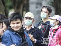 [ẢNH] Đề phòng mắc nCoV, du khách không rời khẩu trang y tế khi du xuân