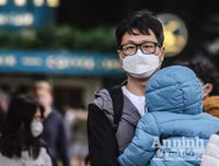 [ẢNH] Đề phòng mắc nCoV, du khách không rời khẩu trang y tế khi du xuân