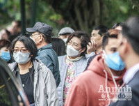 [ẢNH] Đề phòng mắc nCoV, du khách không rời khẩu trang y tế khi du xuân