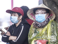 [ẢNH] Đề phòng mắc nCoV, du khách không rời khẩu trang y tế khi du xuân