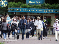 [ẢNH] Đề phòng mắc nCoV, du khách không rời khẩu trang y tế khi du xuân