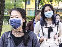 [ẢNH] Đề phòng mắc nCoV, du khách không rời khẩu trang y tế khi du xuân