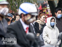 [ẢNH] Đề phòng mắc nCoV, du khách không rời khẩu trang y tế khi du xuân