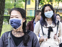 [ẢNH] Đề phòng mắc nCoV, du khách không rời khẩu trang y tế khi du xuân