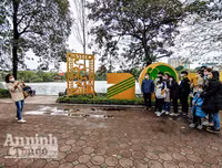 [ẢNH] Đề phòng mắc nCoV, du khách không rời khẩu trang y tế khi du xuân