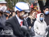 [ẢNH] Đề phòng mắc nCoV, du khách không rời khẩu trang y tế khi du xuân