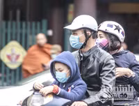 [ẢNH] Đề phòng mắc nCoV, du khách không rời khẩu trang y tế khi du xuân