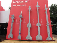 Những hệ thống phòng không mặt đất sử dụng... tên lửa không đối không