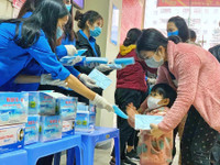 Tuổi trẻ Thủ đô phát 10.000 khẩu trang miễn phí giúp người dân phòng virus Corona