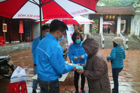 Tuổi trẻ Thủ đô phát 10.000 khẩu trang miễn phí giúp người dân phòng virus Corona