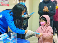 Tuổi trẻ Thủ đô phát 10.000 khẩu trang miễn phí giúp người dân phòng virus Corona