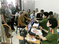 Tuổi trẻ Công an Hà Nội giải quyết các thủ tục hành chính trong ngày Chủ nhật