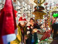 Phố Hàng Mã rực rỡ sắc màu đón Giáng sinh