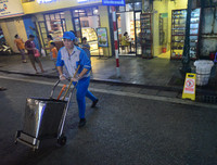 Ghi hình xử phạt hành vi xả rác nơi công cộng ở Hà Nội