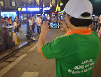 Ghi hình xử phạt hành vi xả rác nơi công cộng ở Hà Nội