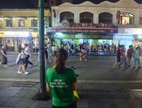 Ghi hình xử phạt hành vi xả rác nơi công cộng ở Hà Nội