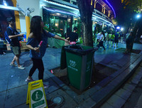 Ghi hình xử phạt hành vi xả rác nơi công cộng ở Hà Nội