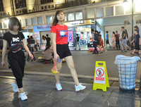 Ghi hình xử phạt hành vi xả rác nơi công cộng ở Hà Nội