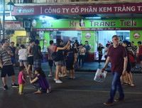 Ghi hình xử phạt hành vi xả rác nơi công cộng ở Hà Nội