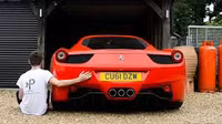 [ẢNH] Kiện đòi bồi thường 19.500 USD vì làm móp Ferrari 458 khi đậu xe