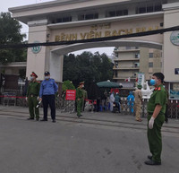 [Ảnh] Lực lượng Công an chốt chặn, kiểm soát chặt chẽ Bệnh viện Bạch Mai phòng dịch Covid-19