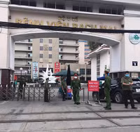 [Ảnh] Lực lượng Công an chốt chặn, kiểm soát chặt chẽ Bệnh viện Bạch Mai phòng dịch Covid-19