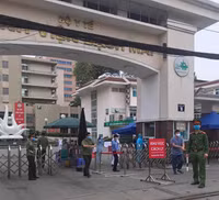 [Ảnh] Lực lượng Công an chốt chặn, kiểm soát chặt chẽ Bệnh viện Bạch Mai phòng dịch Covid-19