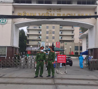 [Ảnh] Lực lượng Công an chốt chặn, kiểm soát chặt chẽ Bệnh viện Bạch Mai phòng dịch Covid-19