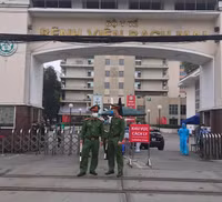 [Ảnh] Lực lượng Công an chốt chặn, kiểm soát chặt chẽ Bệnh viện Bạch Mai phòng dịch Covid-19