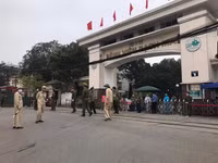 [Ảnh] Lực lượng Công an chốt chặn, kiểm soát chặt chẽ Bệnh viện Bạch Mai phòng dịch Covid-19