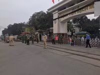 [Ảnh] Lực lượng Công an chốt chặn, kiểm soát chặt chẽ Bệnh viện Bạch Mai phòng dịch Covid-19