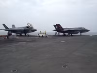 [ẢNH] Siêu tàu đổ bộ cùng F-35B của Mỹ rầm rập tập trận tại cửa ngõ biển Đông