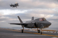 [ẢNH] Siêu tàu đổ bộ cùng F-35B của Mỹ rầm rập tập trận tại cửa ngõ biển Đông