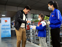 Tuổi trẻ Thủ đô phát 10.000 khẩu trang miễn phí giúp người dân phòng virus Corona