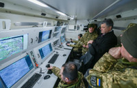 [ẢNH] Ukraine nhận vũ khí tối tân từ NATO, ly khai miền Đông 