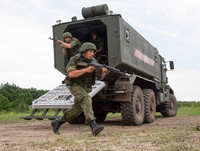 [ẢNH] Xe bọc thép hạng nặng Typhoon-U của Nga cháy dữ dội trên đường