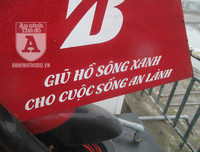 Xe đạp lọc nước ở hồ Hoàng Cầu 