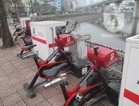 Xe đạp lọc nước ở hồ Hoàng Cầu 