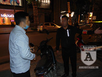 [ẢNH] Điều 'lạ', thú vị tại chốt 141 trong đêm người Hà Nội ăn mừng chiến thắng trước UAE