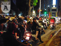 [ẢNH] Điều 'lạ', thú vị tại chốt 141 trong đêm người Hà Nội ăn mừng chiến thắng trước UAE