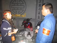 [ẢNH] Điều 'lạ', thú vị tại chốt 141 trong đêm người Hà Nội ăn mừng chiến thắng trước UAE