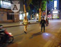 [ẢNH] Điều 'lạ', thú vị tại chốt 141 trong đêm người Hà Nội ăn mừng chiến thắng trước UAE