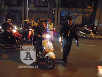 [ẢNH] Điều 'lạ', thú vị tại chốt 141 trong đêm người Hà Nội ăn mừng chiến thắng trước UAE