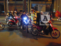 [ẢNH] Điều 'lạ', thú vị tại chốt 141 trong đêm người Hà Nội ăn mừng chiến thắng trước UAE