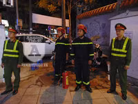 [ẢNH] Điều 'lạ', thú vị tại chốt 141 trong đêm người Hà Nội ăn mừng chiến thắng trước UAE