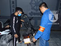 [ẢNH] Điều 'lạ', thú vị tại chốt 141 trong đêm người Hà Nội ăn mừng chiến thắng trước UAE