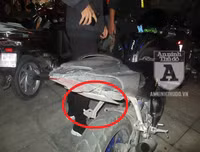 [ẢNH] Điều 'lạ', thú vị tại chốt 141 trong đêm người Hà Nội ăn mừng chiến thắng trước UAE