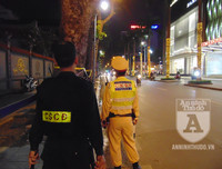 [ẢNH] Điều 'lạ', thú vị tại chốt 141 trong đêm người Hà Nội ăn mừng chiến thắng trước UAE