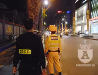 [ẢNH] Điều 'lạ', thú vị tại chốt 141 trong đêm người Hà Nội ăn mừng chiến thắng trước UAE