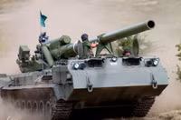 [ẢNH] Sau T-72B và Pantsir-S1, đến lượt pháo tự hành 2S7 Pion Nga đổ lật nhào khi hành quân